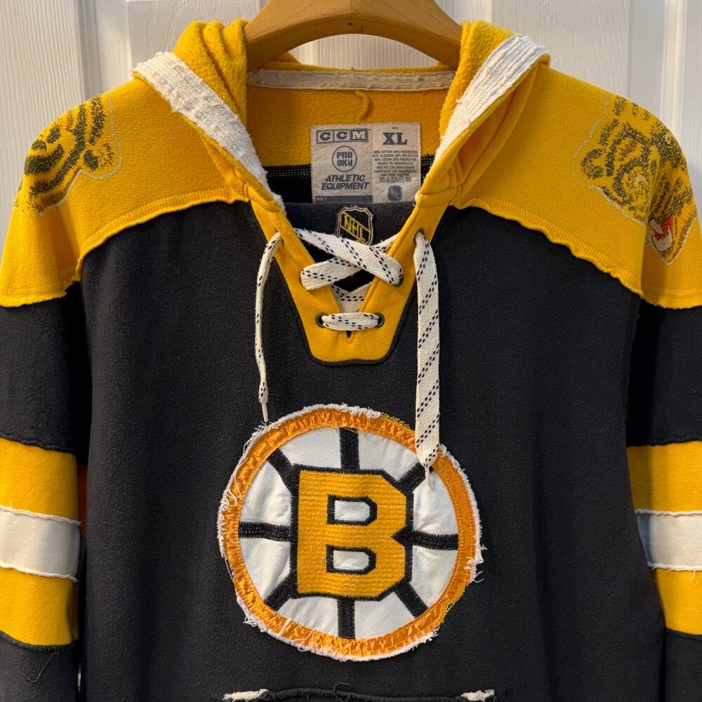 Boston Bruins CCM Pro Black Gold Distressed Hoodie Sweatshirt Size XL - Picture 2 of 7